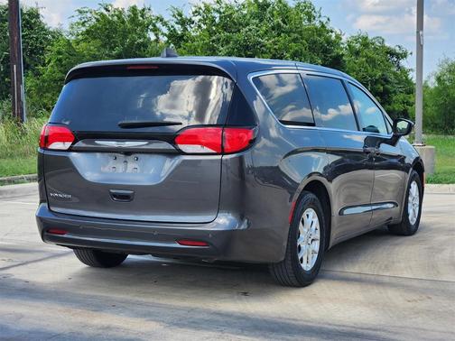 2022 Chrysler Voyager LX