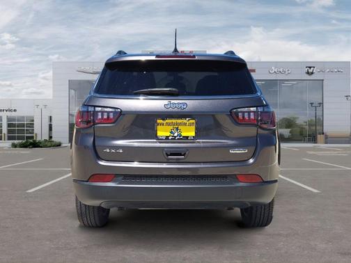 Granite Crystal Clearcoat Metallic 2023 Jeep Compass Latitude Lux