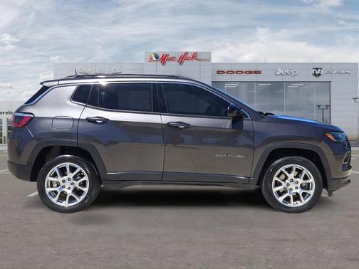 Granite Crystal Clearcoat Metallic 2023 Jeep Compass Latitude Lux