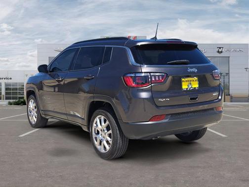 Granite Crystal Clearcoat Metallic 2023 Jeep Compass Latitude Lux