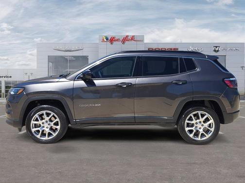 Granite Crystal Clearcoat Metallic 2023 Jeep Compass Latitude Lux