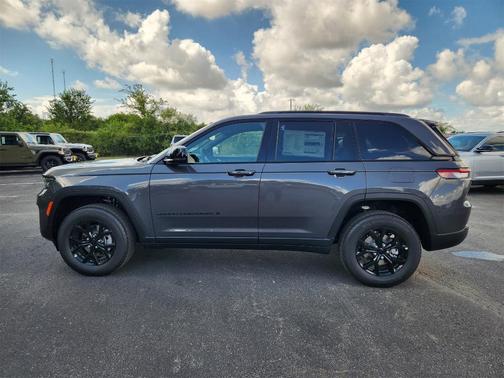 2025 Jeep Grand Cherokee Laredo