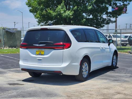 2025 Chrysler Pacifica Select