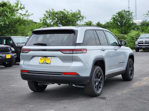 2025 Jeep Grand Cherokee Laredo