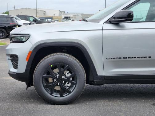 2025 Jeep Grand Cherokee Laredo