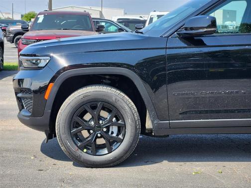 2025 Jeep Grand Cherokee Laredo