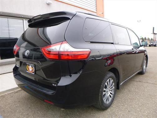 2020 Toyota Sienna XLE