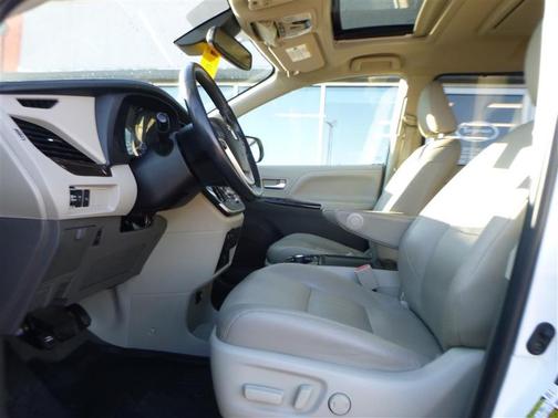 2020 Toyota Sienna SE