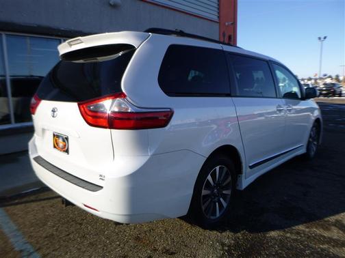 2020 Toyota Sienna SE