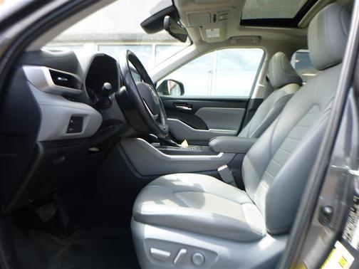 Magnetic Gray Metallic 2022 Toyota Highlander XLE