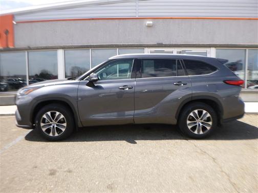Magnetic Gray Metallic 2022 Toyota Highlander XLE