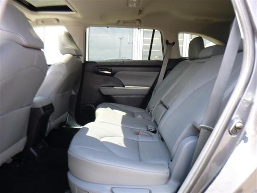 Magnetic Gray Metallic 2022 Toyota Highlander XLE