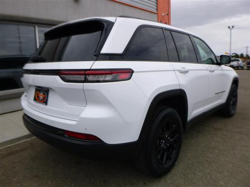 Bright White Clearcoat 2025 Jeep Grand Cherokee Altitude
