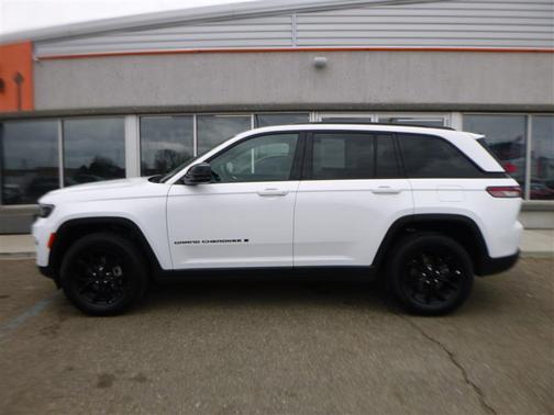 Bright White Clearcoat 2025 Jeep Grand Cherokee Altitude