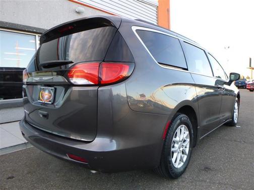 Photo 3 of 24 of 2020 Chrysler Voyager LXI