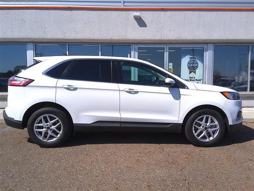 White 2024 Ford Edge SEL