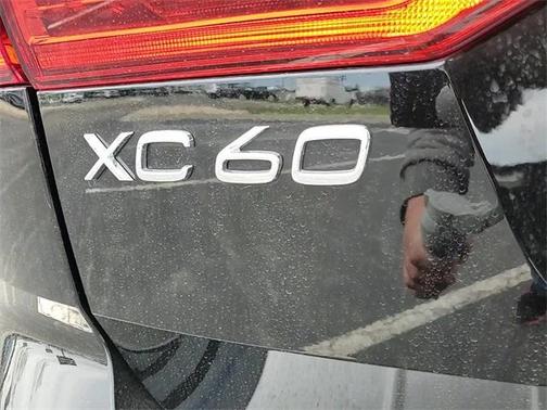 2024 Volvo XC60 Recharge Plug-In Hybrid T8 Core Dark Theme