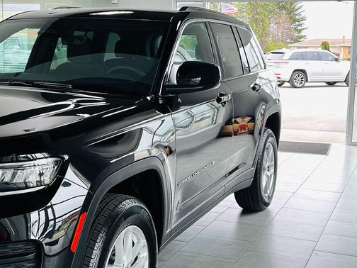 Diamond Black Crystal Pearlcoat 2026 Jeep Grand Cherokee Altitude