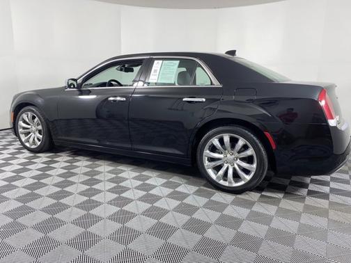 Photo 5 of 39 of 2020 Chrysler 300 Limited