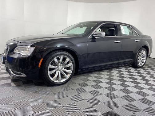 Photo 4 of 39 of 2020 Chrysler 300 Limited