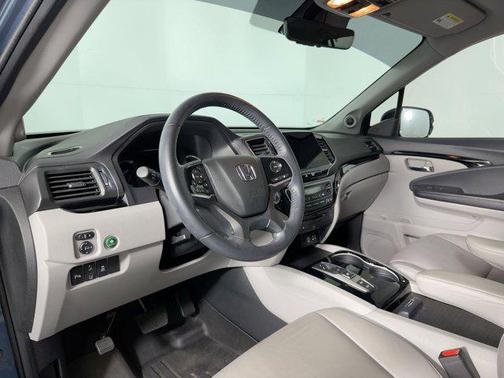 2022 Honda Pilot Touring 8-Passenger