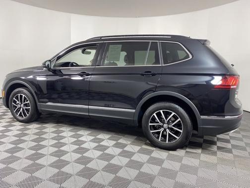 Photo 5 of 39 of 2021 Volkswagen Tiguan 2.0T SE