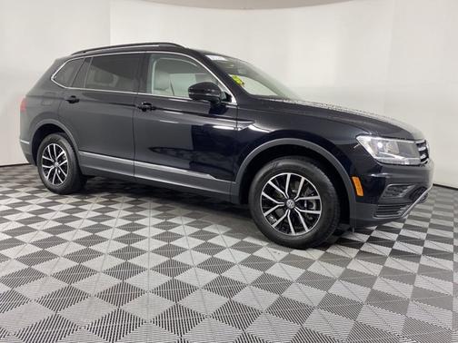 Photo 2 of 39 of 2021 Volkswagen Tiguan 2.0T SE