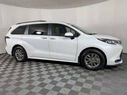 2024 Toyota Sienna XLE