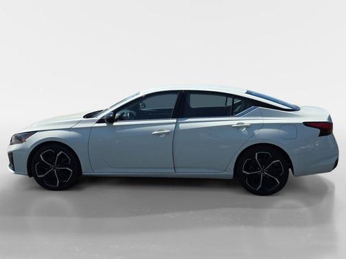 Glacier White 2024 Nissan Altima SR FWD