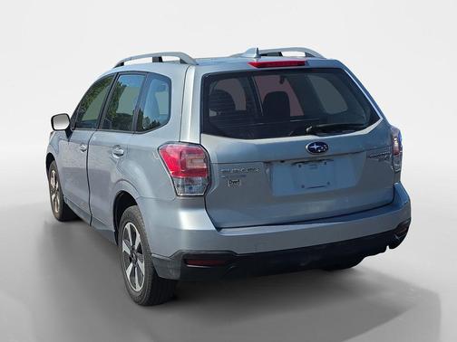 Ice Silver Metallic 2017 Subaru Forester 2.5i