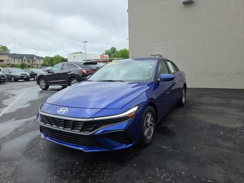 2024 Hyundai ELANTRA SE