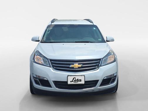 Iridescent Pearl Tricoat 2017 Chevrolet Traverse 2LT
