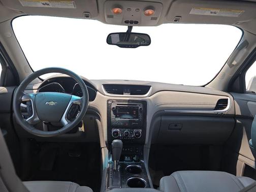 Iridescent Pearl Tricoat 2017 Chevrolet Traverse 2LT