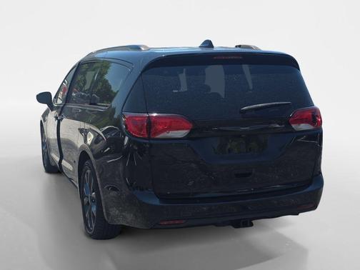 Brilliant Black Crystal Pearlcoat 2020 Chrysler Pacifica Touring-L Plus