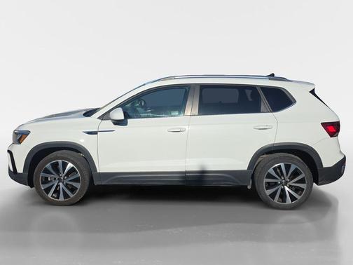 Pure White 2024 Volkswagen Taos 1.5T SE