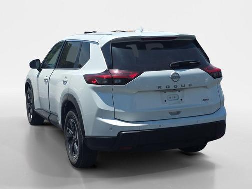 Everest White Pearl 2025 Nissan Rogue SV