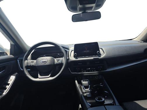 Everest White Pearl 2025 Nissan Rogue SV