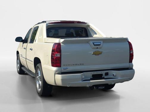 White Diamond Tricoat 2013 Chevrolet Avalanche LTZ