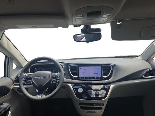 Bright White Clearcoat 2023 Chrysler Pacifica Touring L