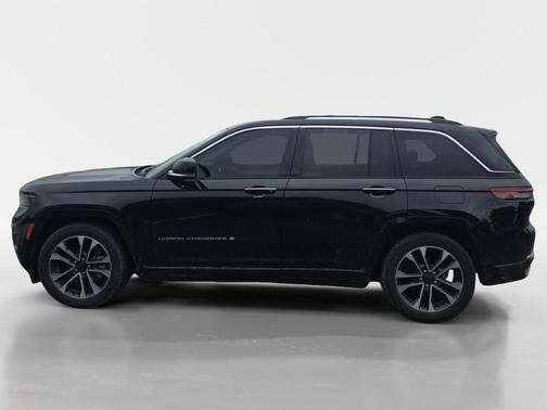 Diamond Black Crystal Pearlcoat 2023 Jeep Grand Cherokee Overland