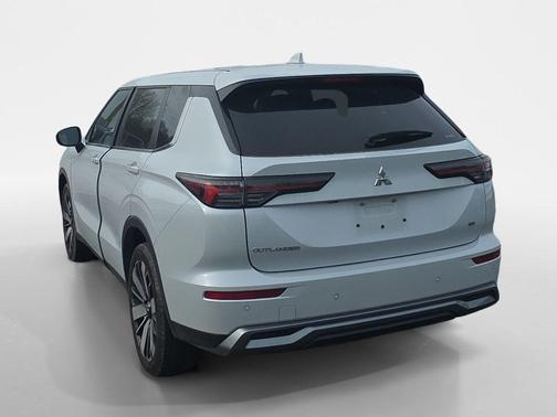 White Diamond 2025 Mitsubishi Outlander SE 2.5 S-AWC