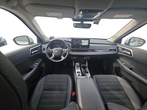 White Diamond 2025 Mitsubishi Outlander SE 2.5 S-AWC