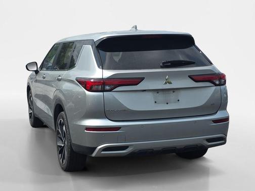Alloy Silver Metallic 2024 Mitsubishi Outlander SE