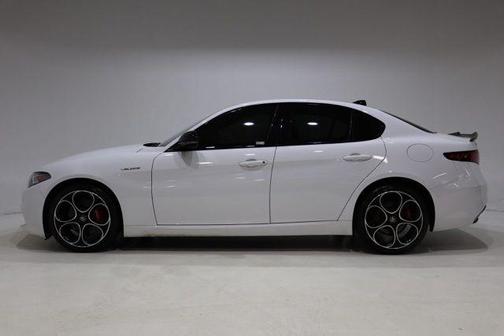 Alfa White 2023 Alfa Romeo Giulia Veloce AWD