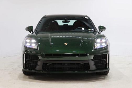 Oak Green Metallic Neo 2025 Porsche Panamera 4