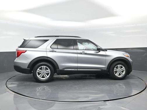 ICONIC SILVER METALLIC 2024 Ford Explorer XLT