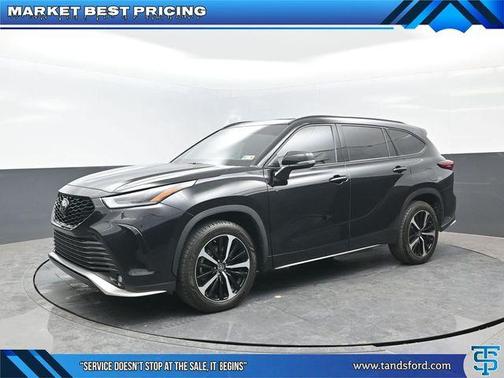 Midnight Black Metallic 2022 Toyota Highlander XSE