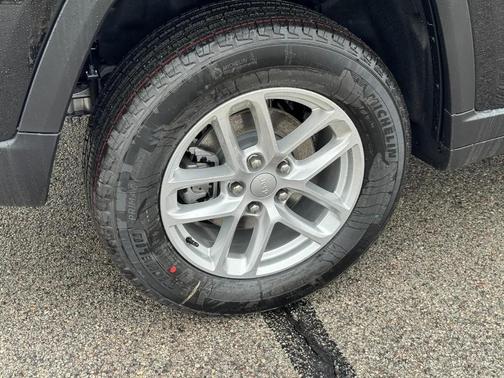 2026 Jeep Grand Cherokee Laredo X 4x4