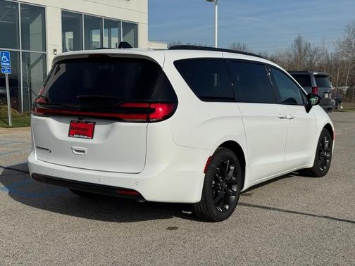 2026 Chrysler Pacifica Select FWD