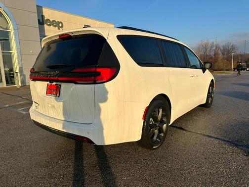 2026 Chrysler Pacifica Select FWD